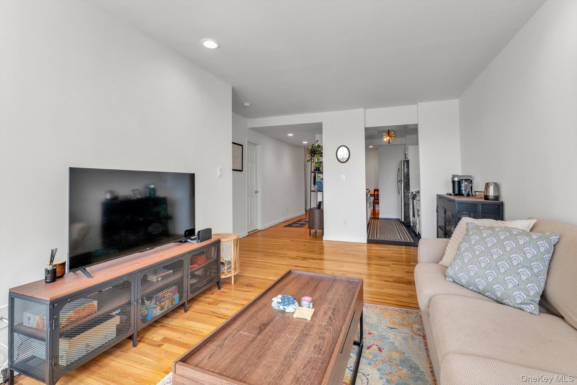 25 W Broadway Unit: 207