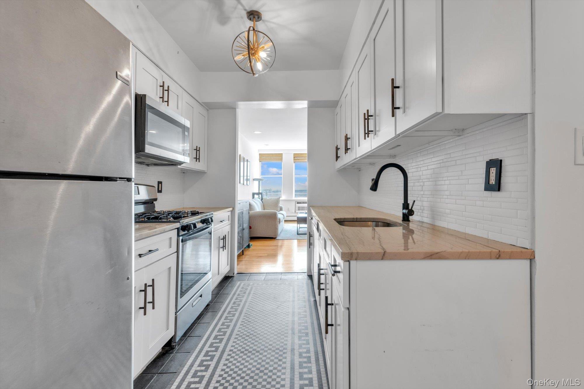 25 W Broadway Unit: 207