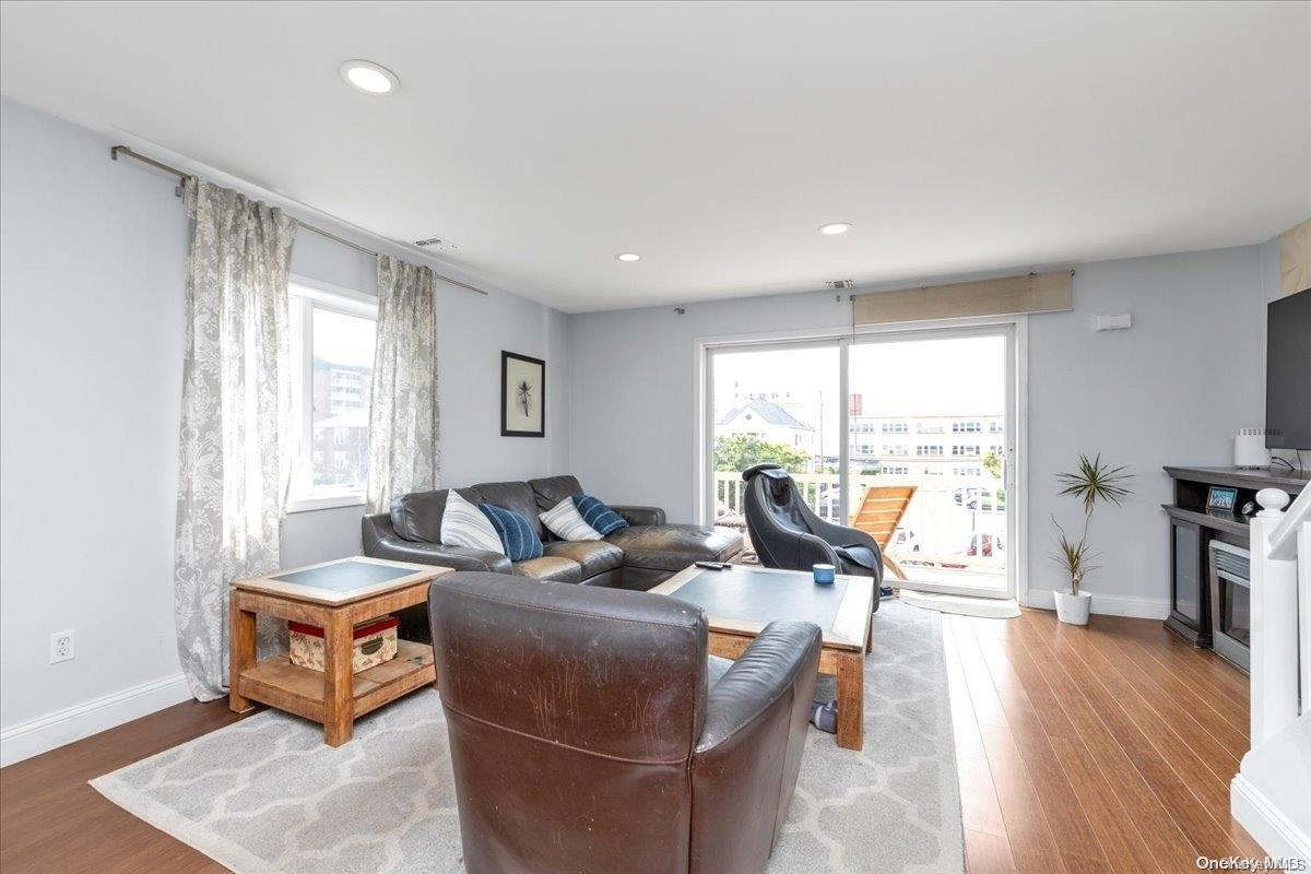 231 E Broadway Unit: Upper