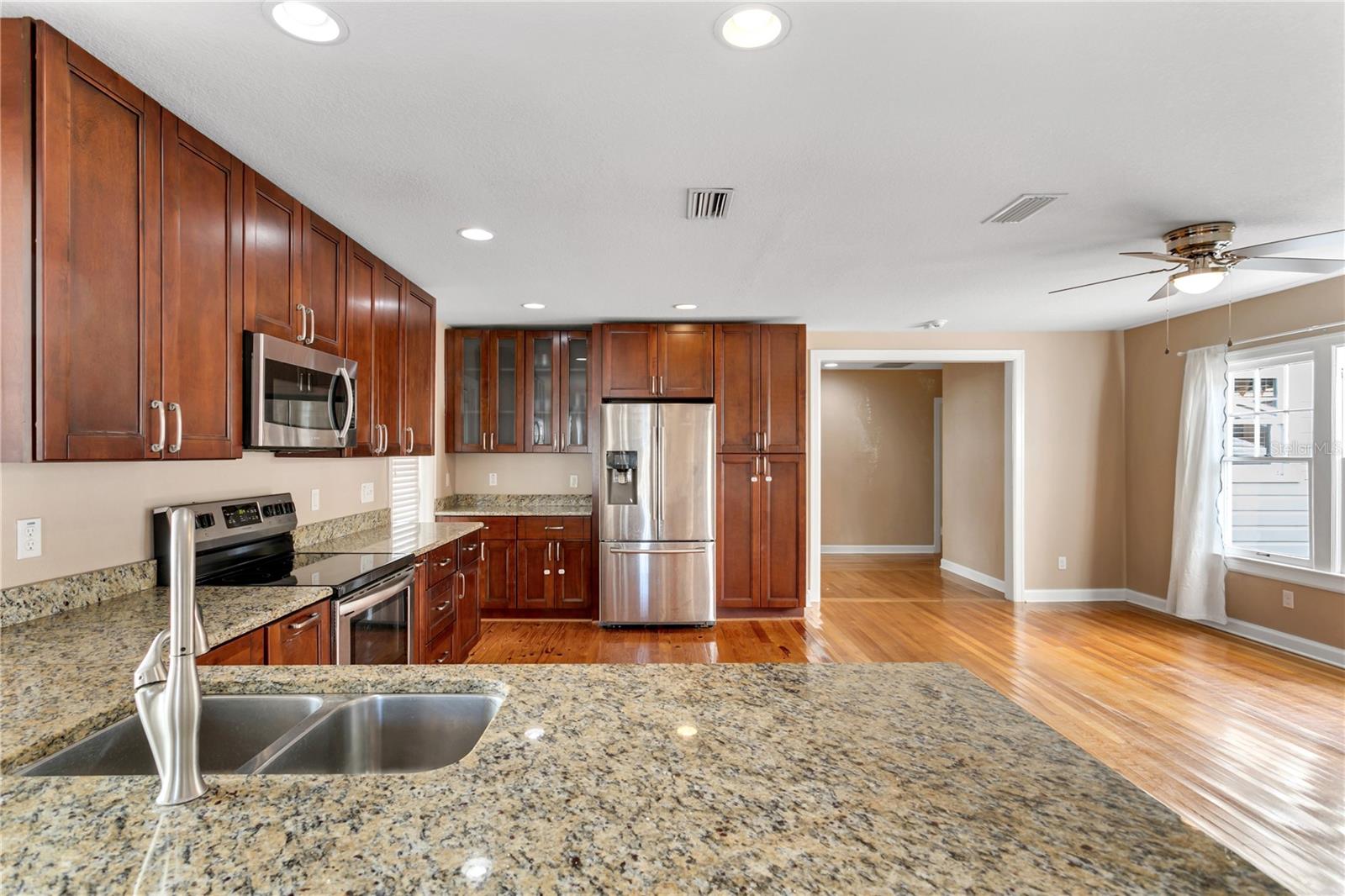 2918 W BAY VILLA AVE