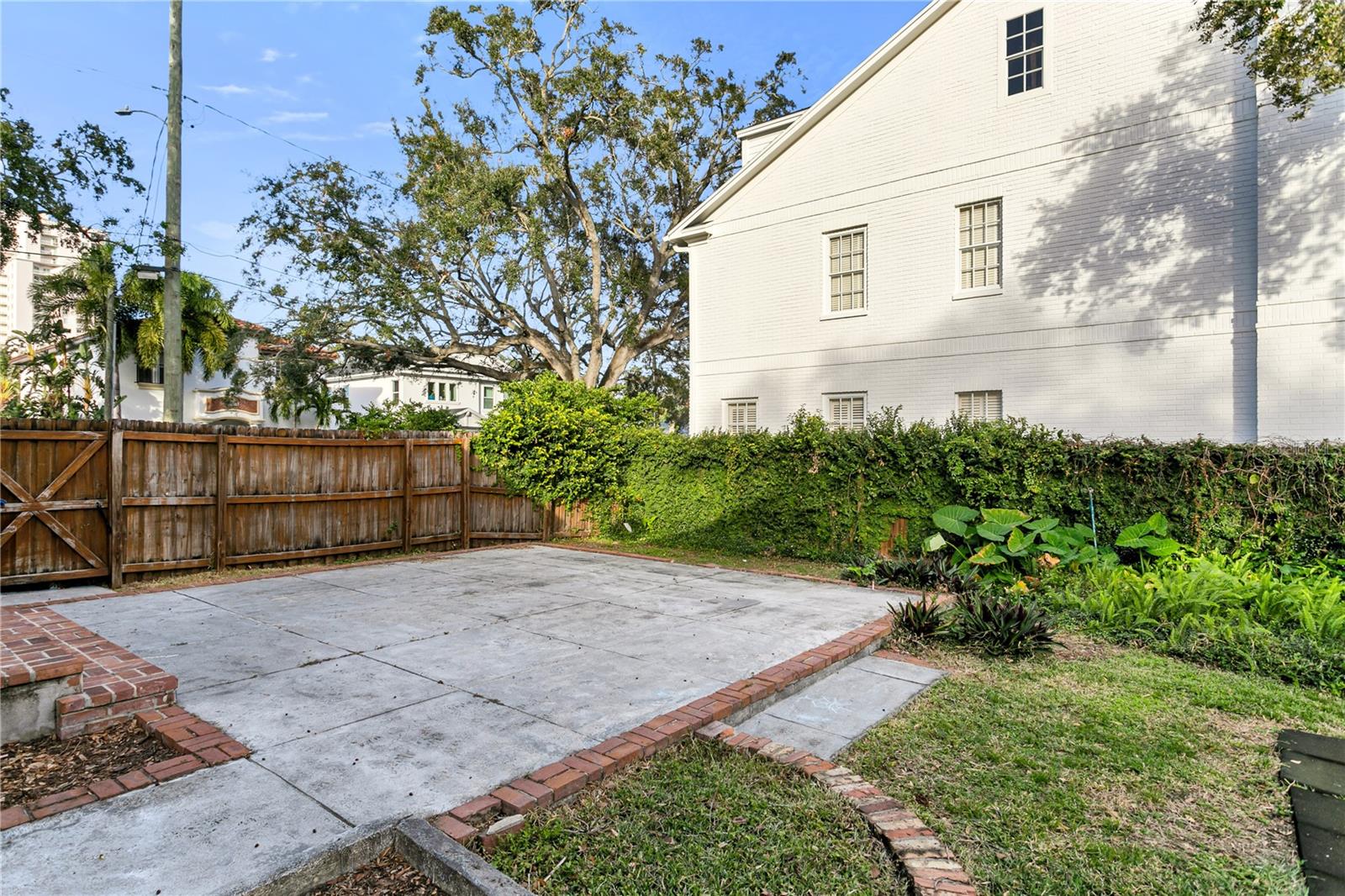 2918 W BAY VILLA AVE