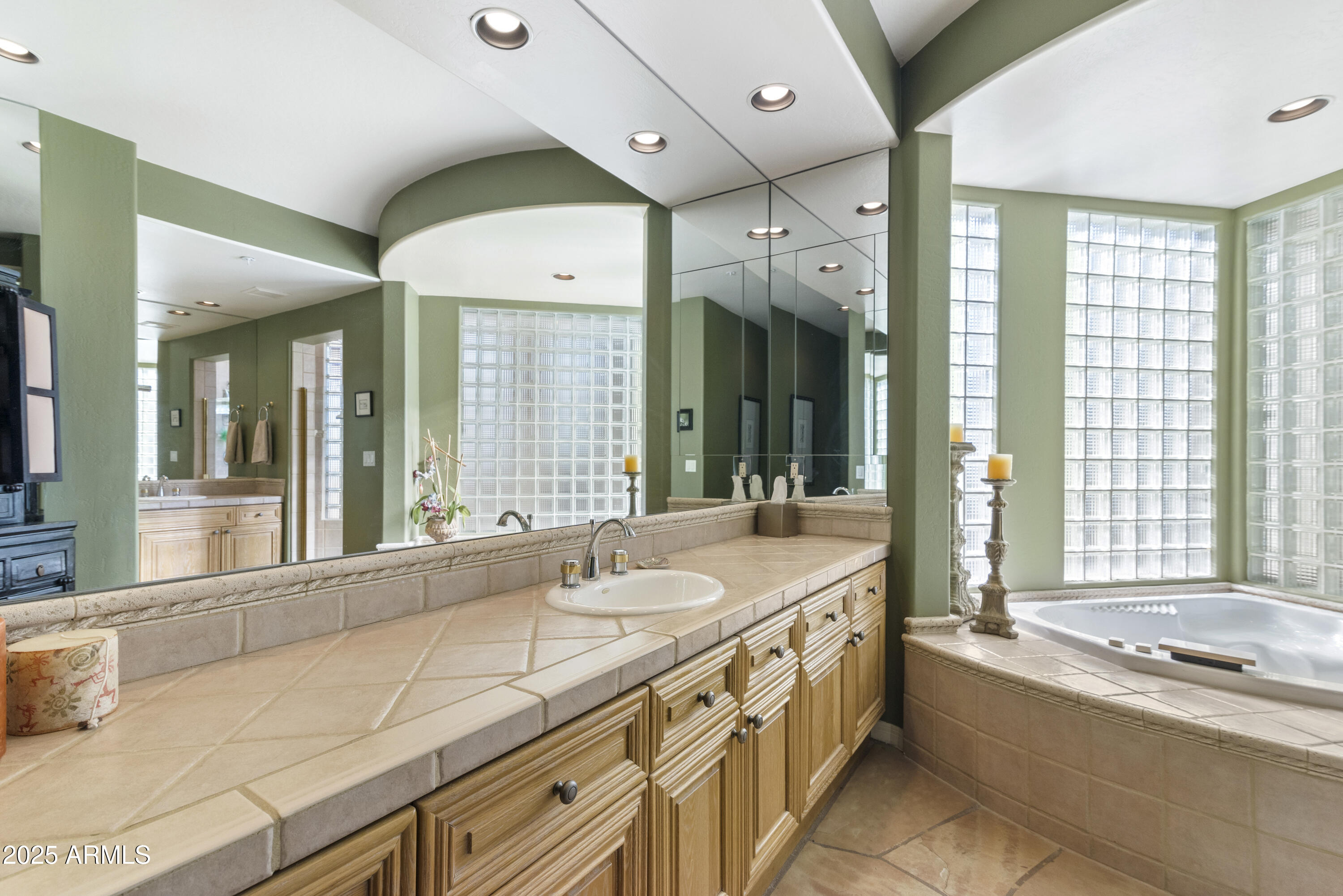 9619 N LONGFEATHER --