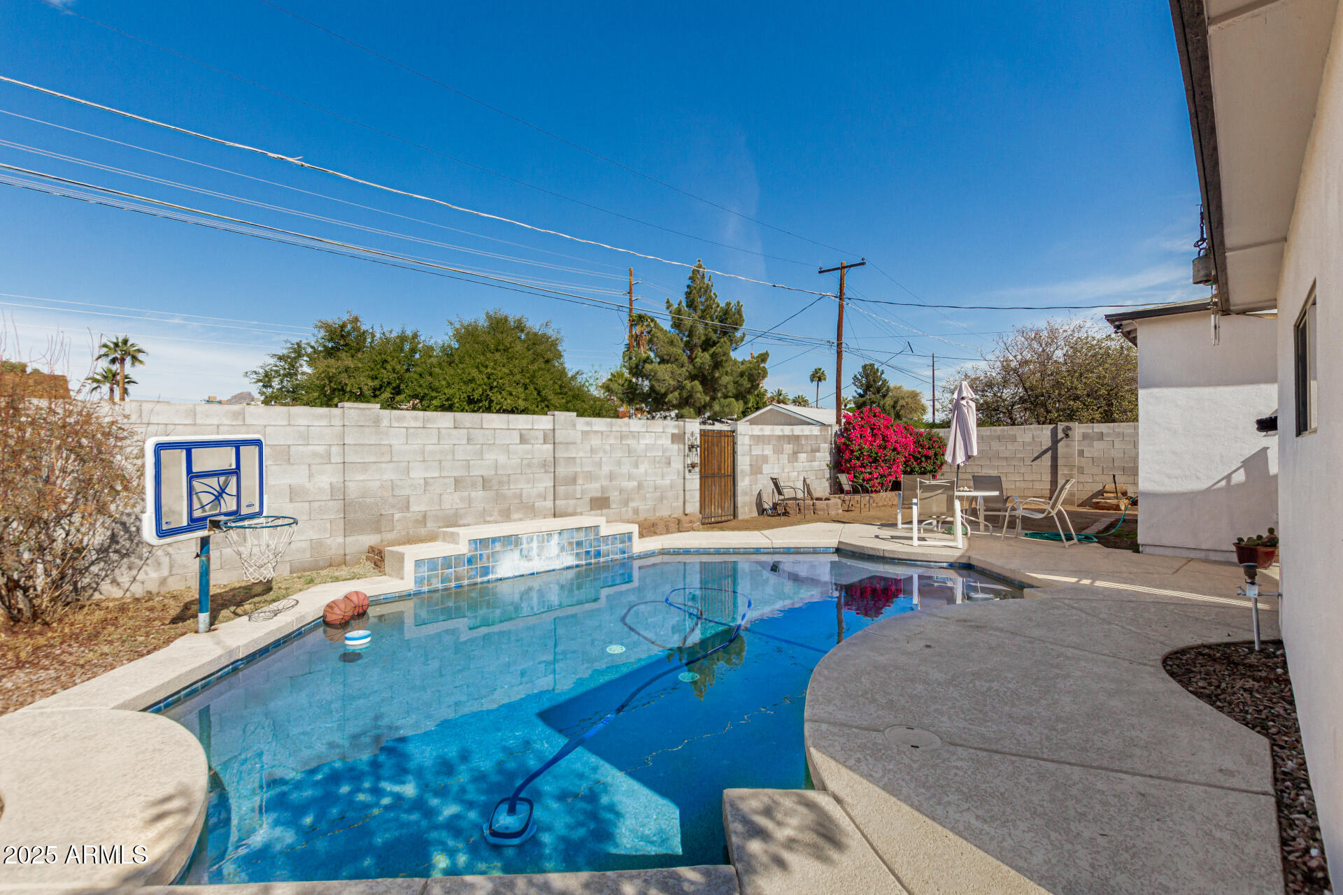 2302 E SELLS Drive