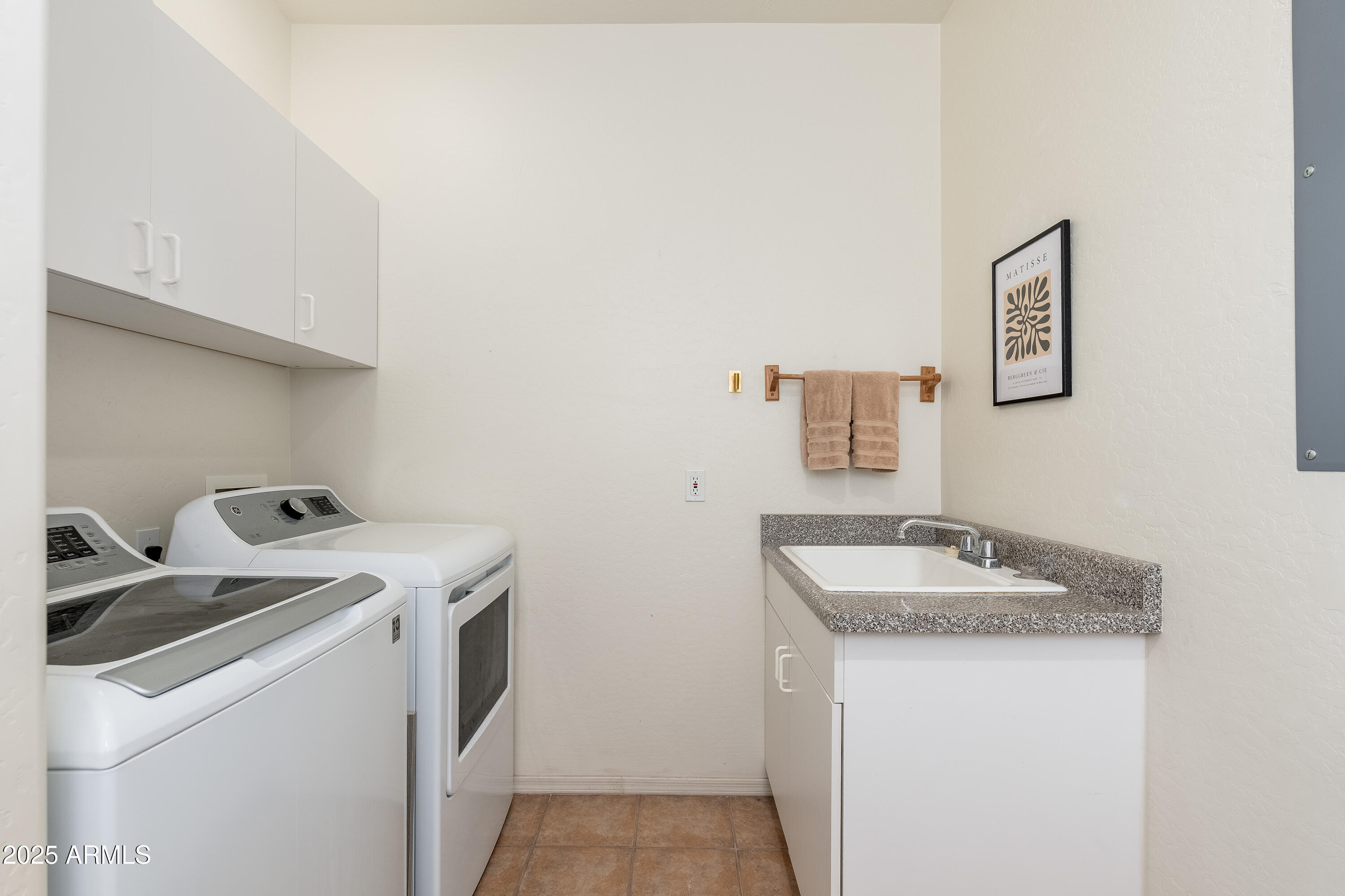 12207 N DESERT SAGE Drive B