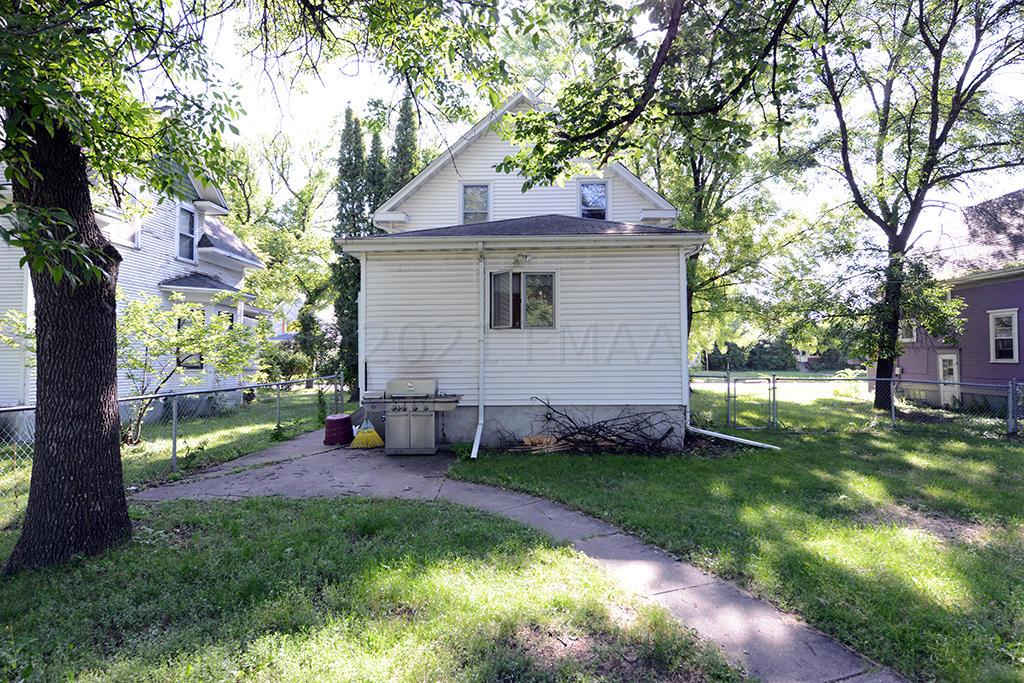 910 UNIVERSITY Drive N