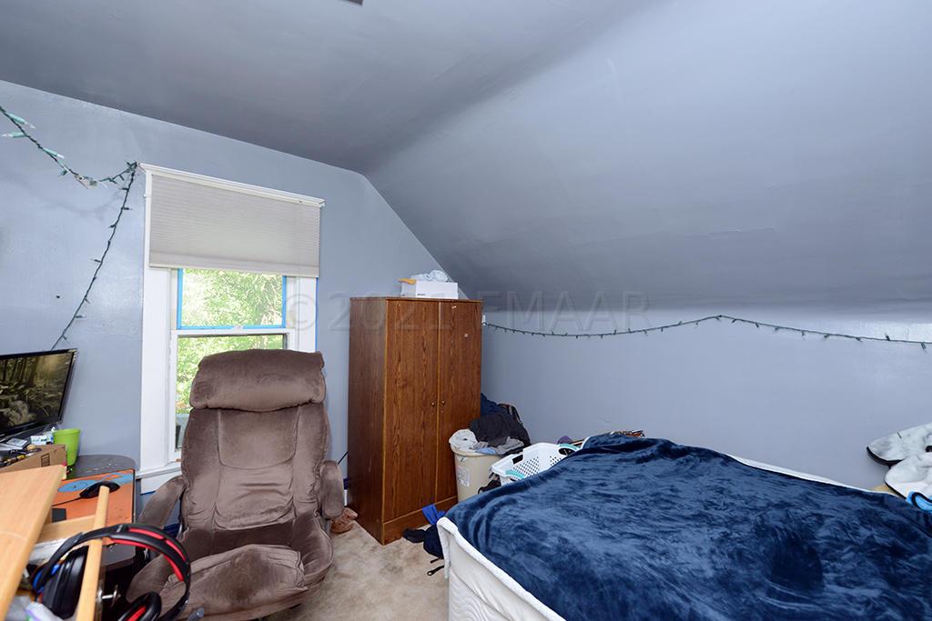 910 UNIVERSITY Drive N