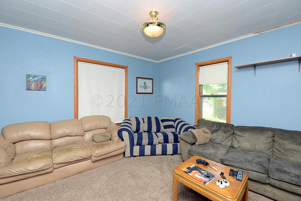 910 UNIVERSITY Drive N