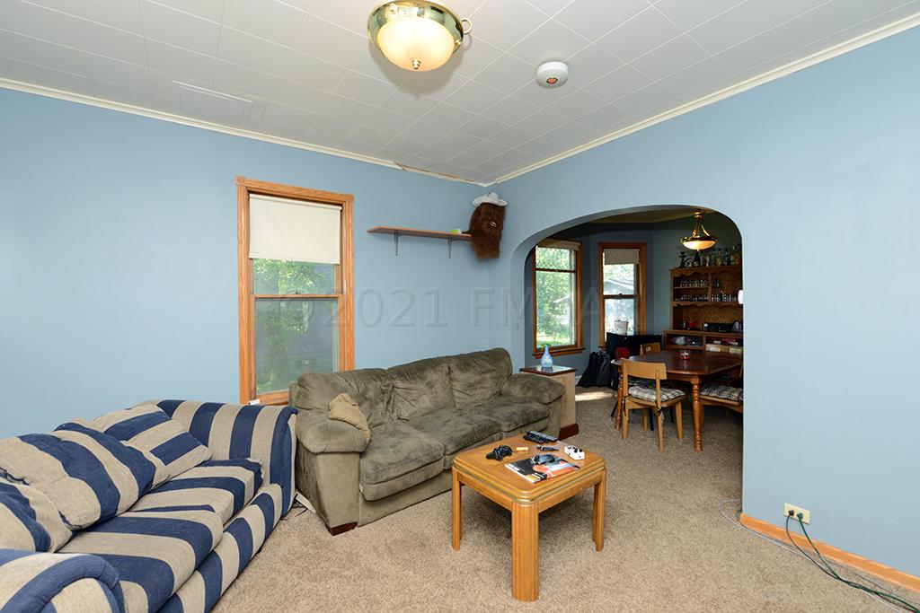 910 UNIVERSITY Drive N