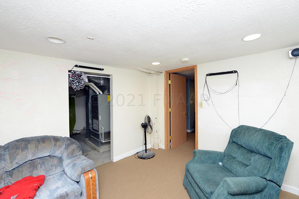 910 UNIVERSITY Drive N