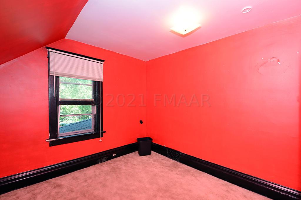 910 UNIVERSITY Drive N