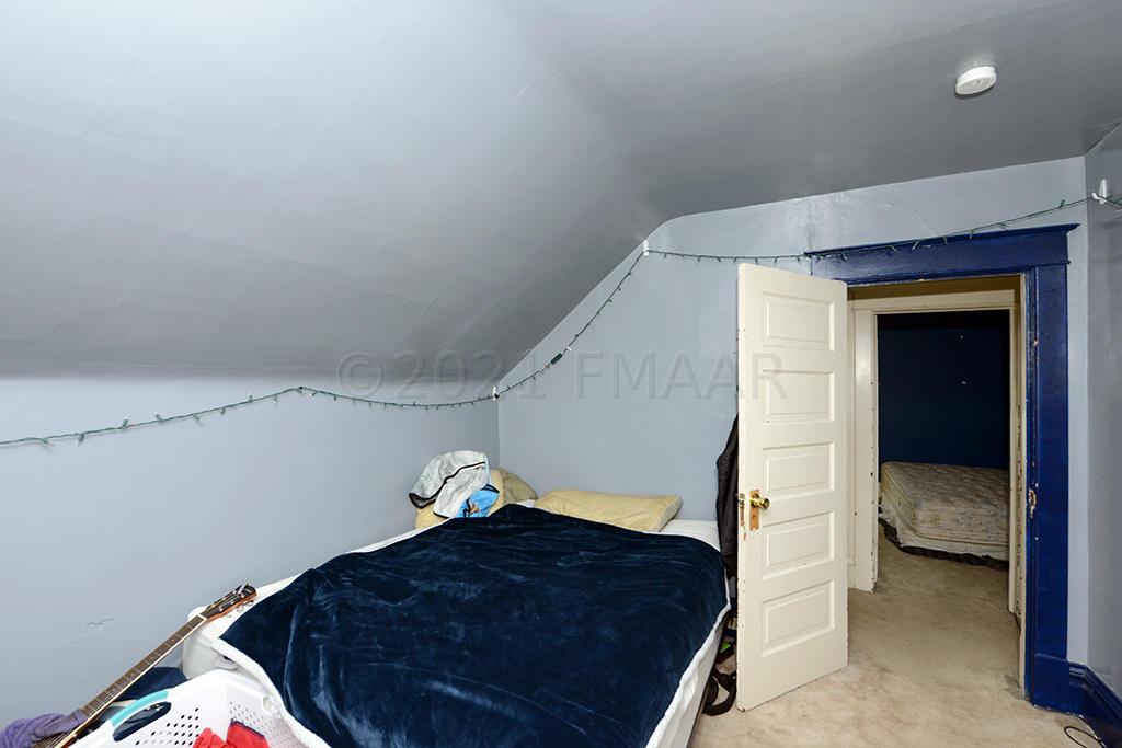 910 UNIVERSITY Drive N