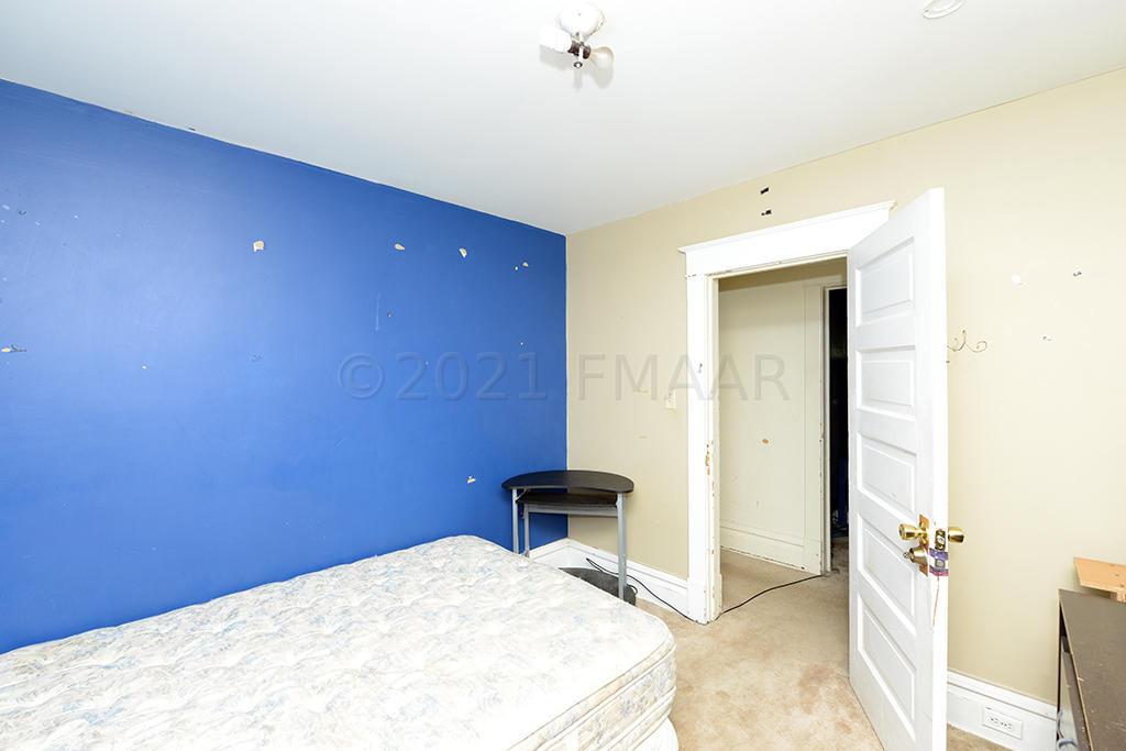 910 UNIVERSITY Drive N