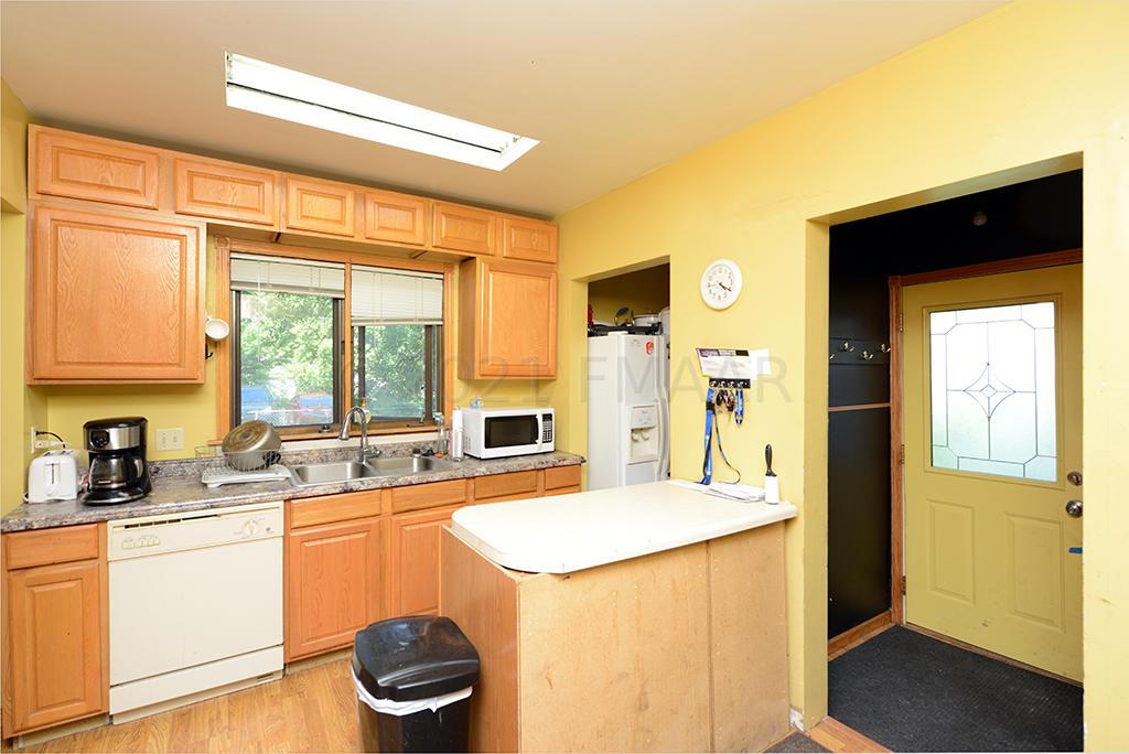 910 UNIVERSITY Drive N