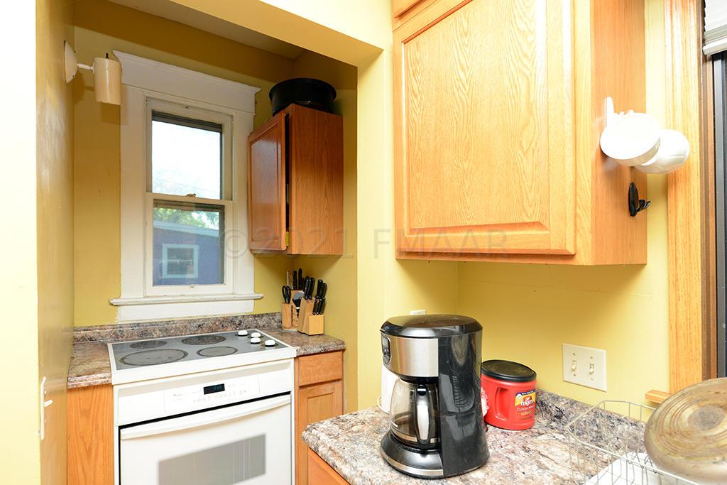 910 UNIVERSITY Drive N