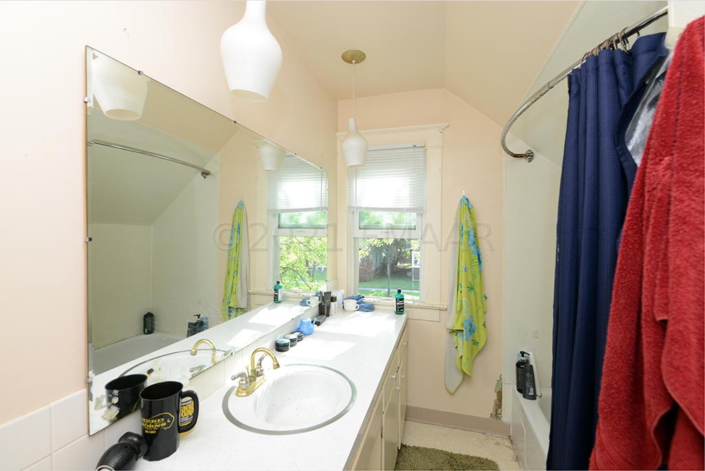 910 UNIVERSITY Drive N