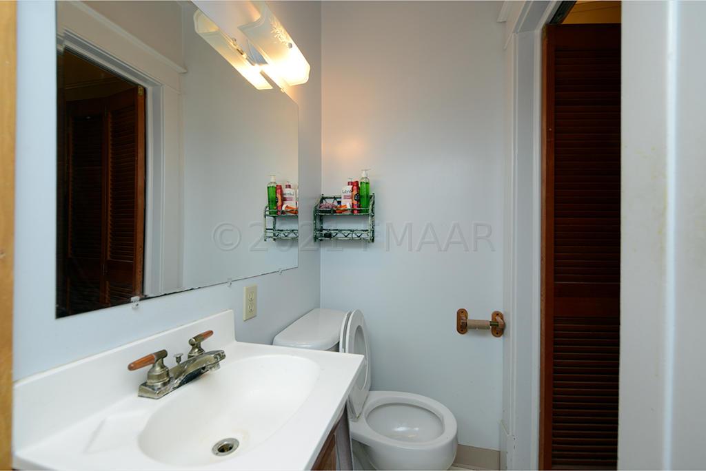 910 UNIVERSITY Drive N