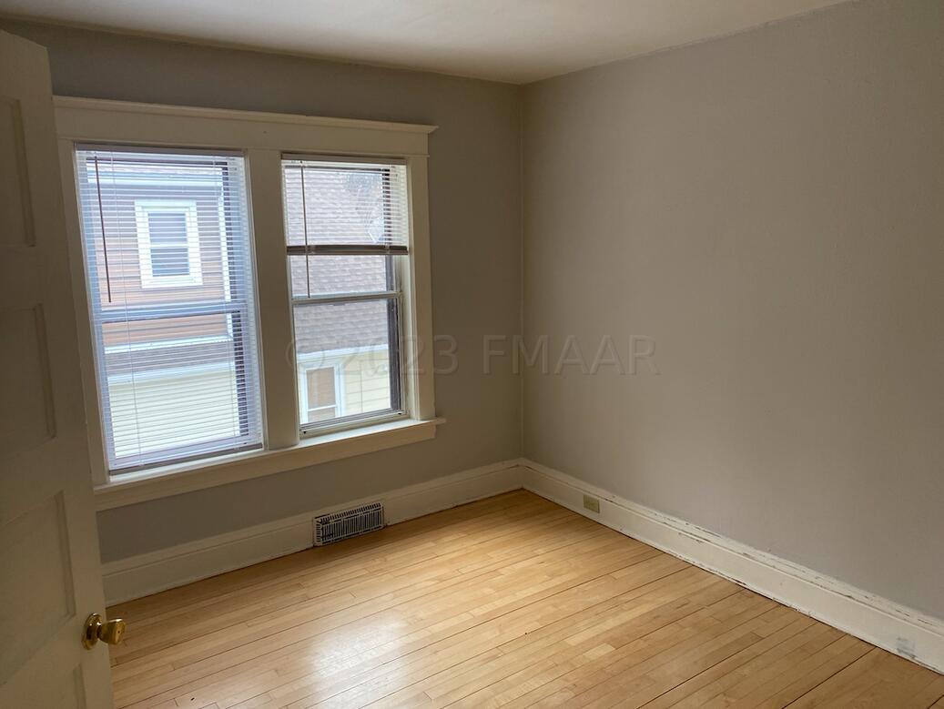 1036 COLLEGE Street N