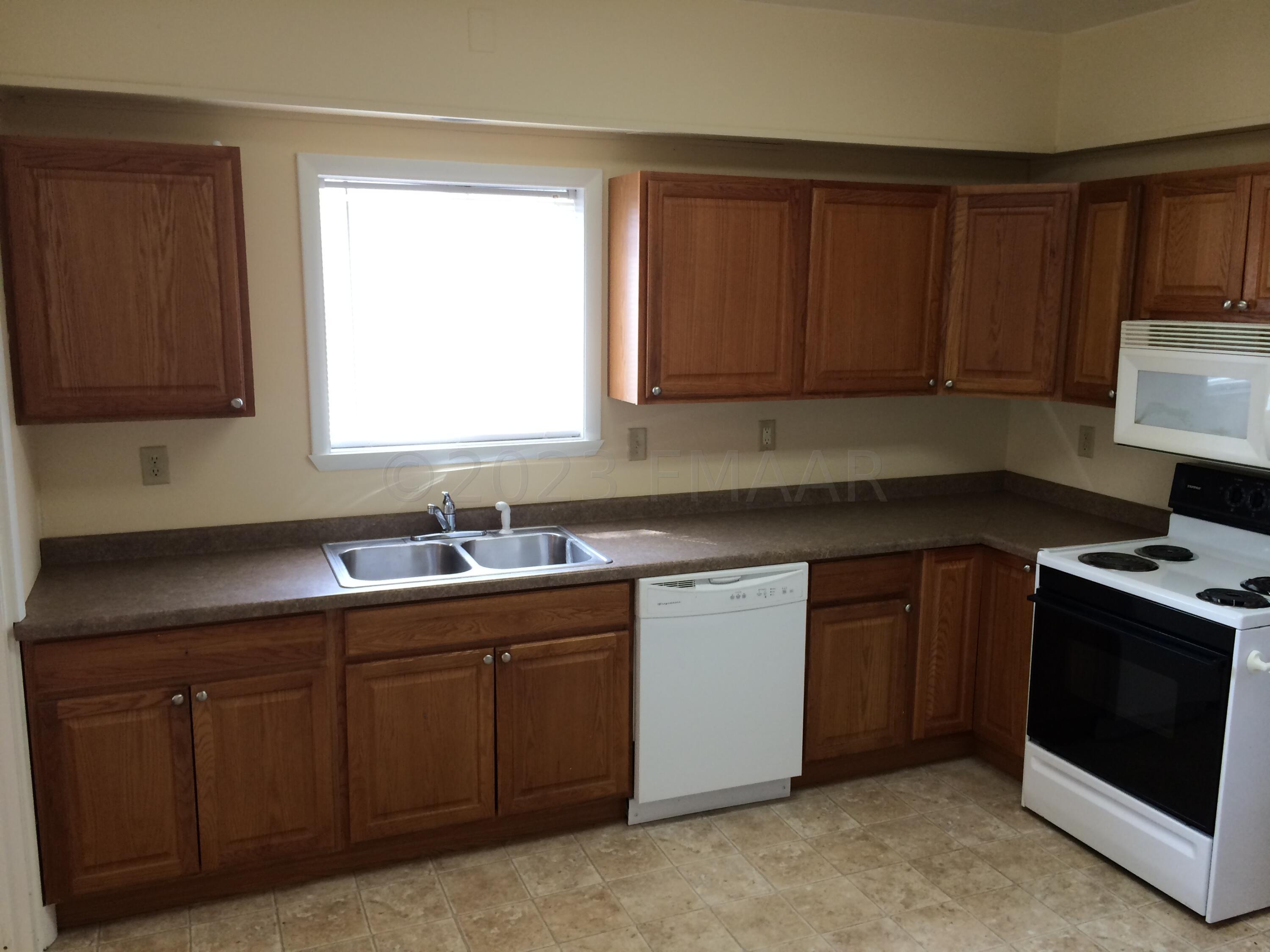 1036 COLLEGE Street N