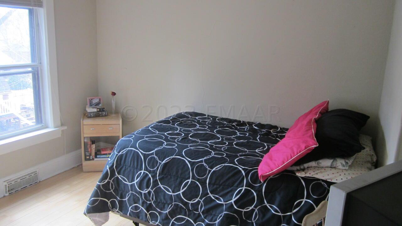 1036 COLLEGE Street N