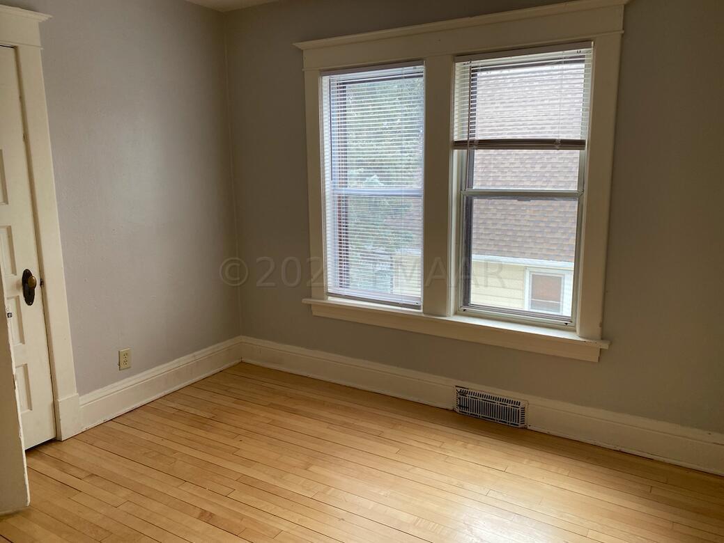 1036 COLLEGE Street N