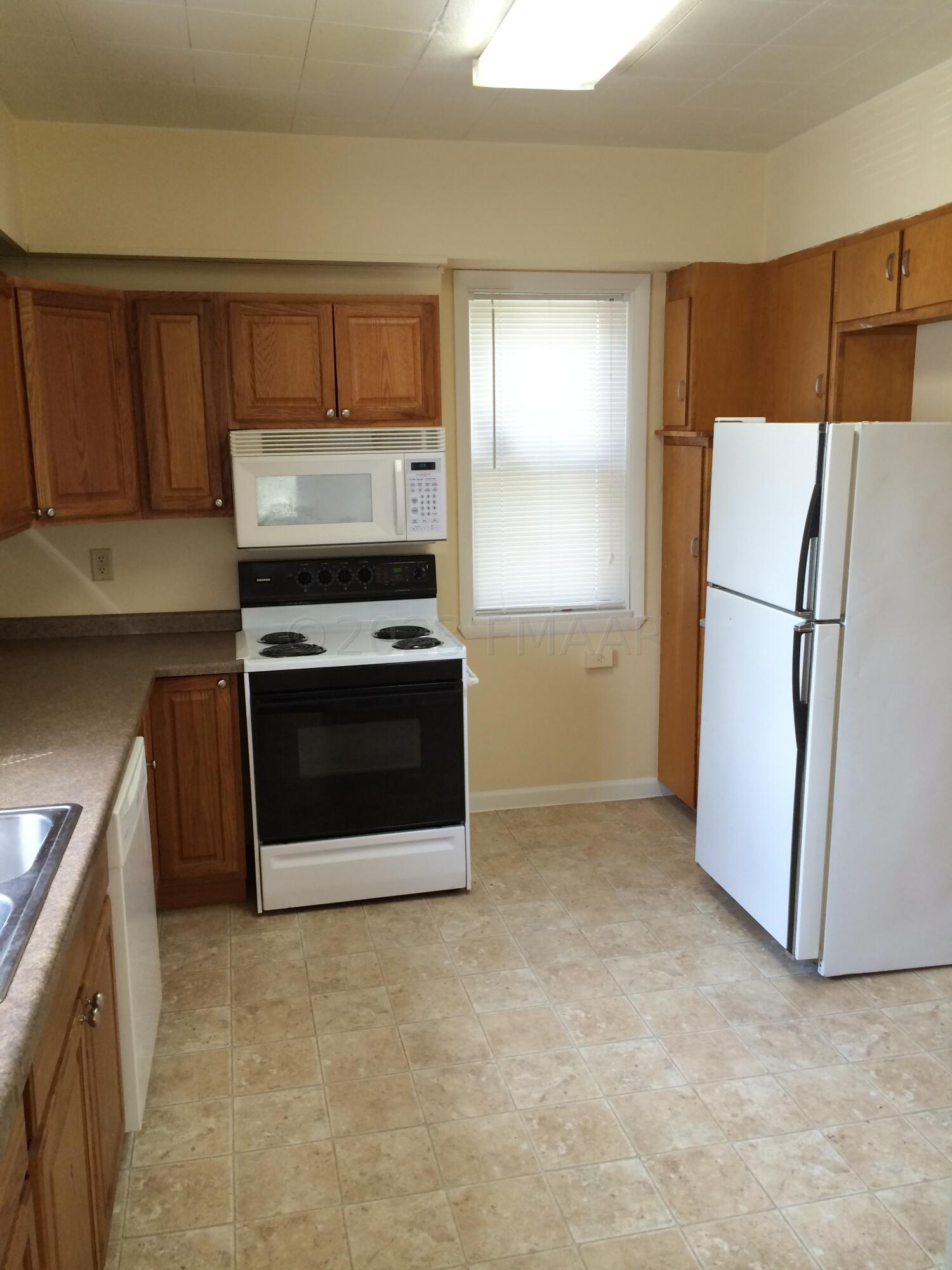 1036 COLLEGE Street N