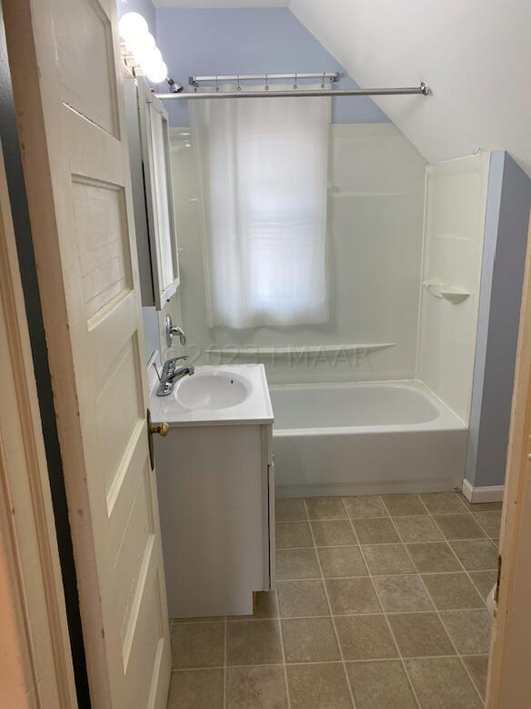 1036 COLLEGE Street N