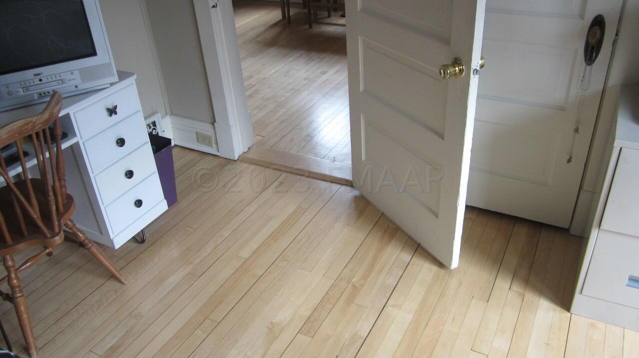 1036 COLLEGE Street N