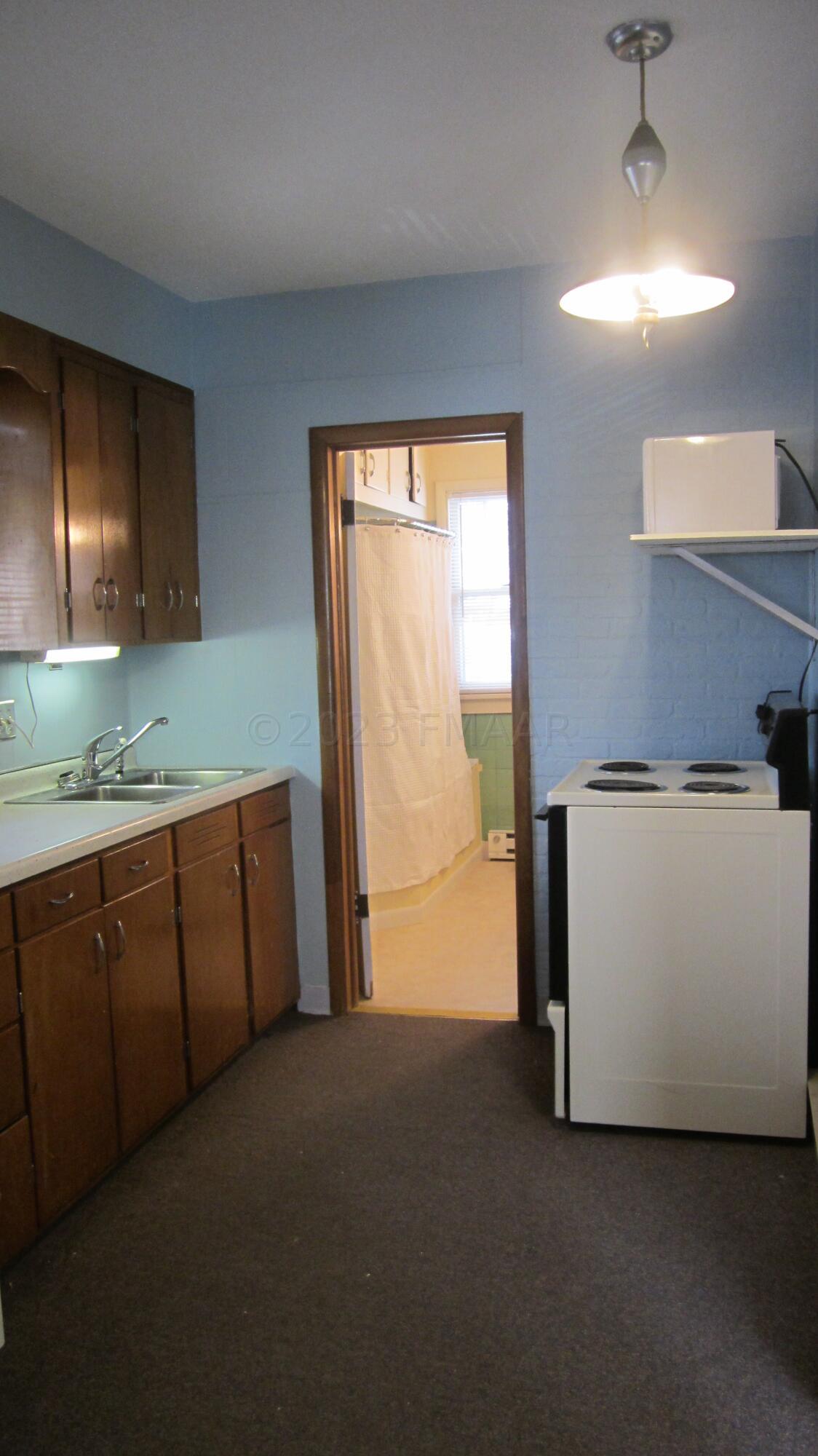 1038 COLLEGE Street N