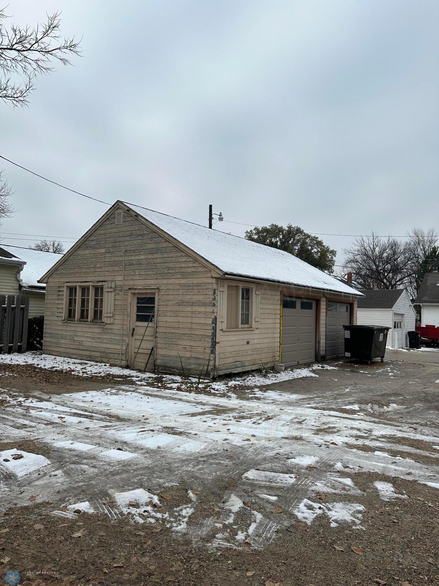 1036 COLLEGE Street N