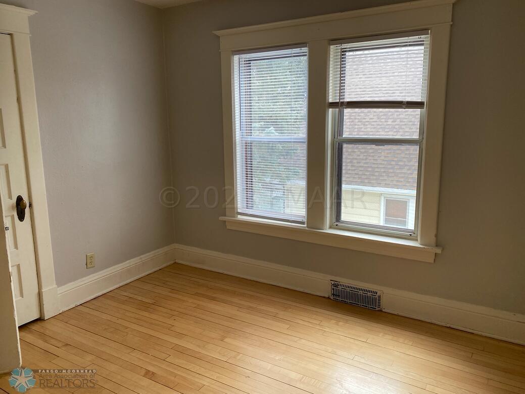 1036 COLLEGE Street N