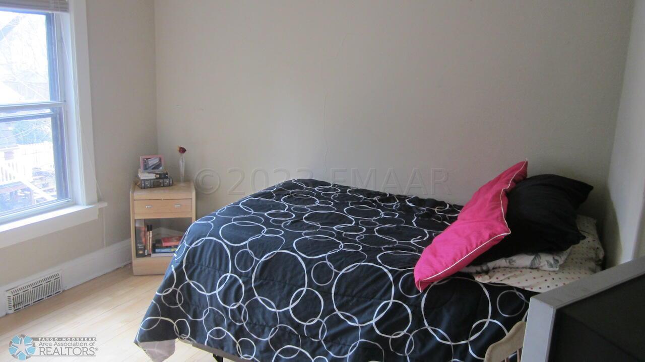 1036 COLLEGE Street N