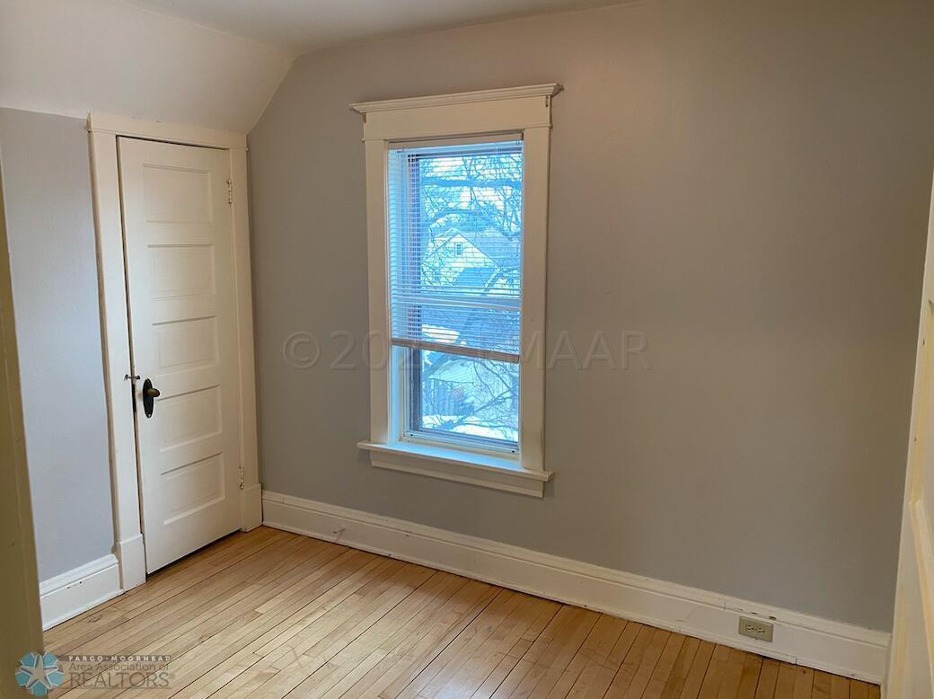 1036 COLLEGE Street N