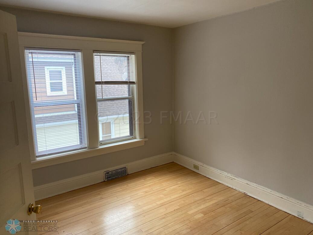 1036 COLLEGE Street N