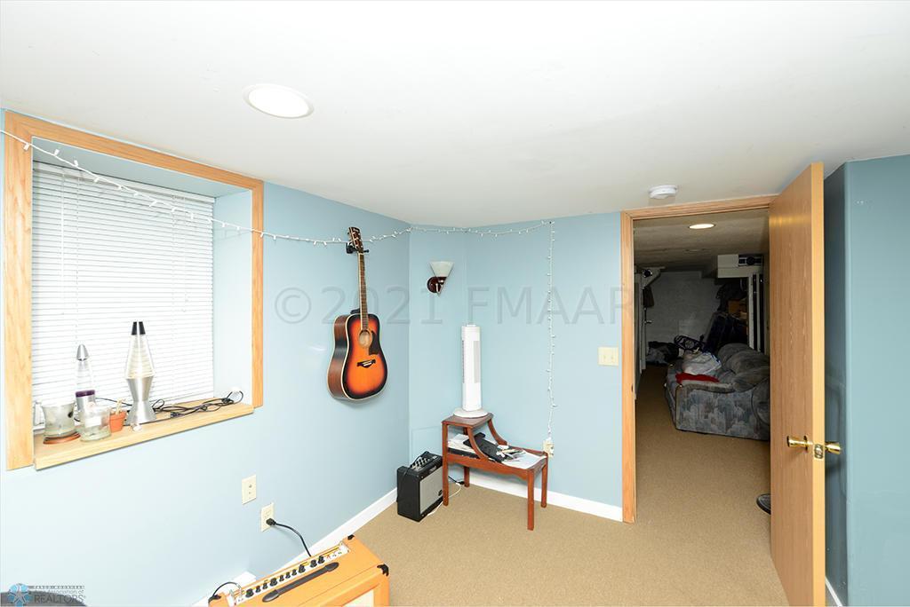 910 UNIVERSITY Drive N