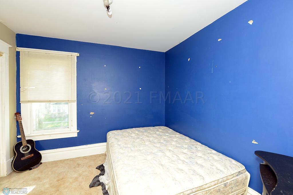 910 UNIVERSITY Drive N