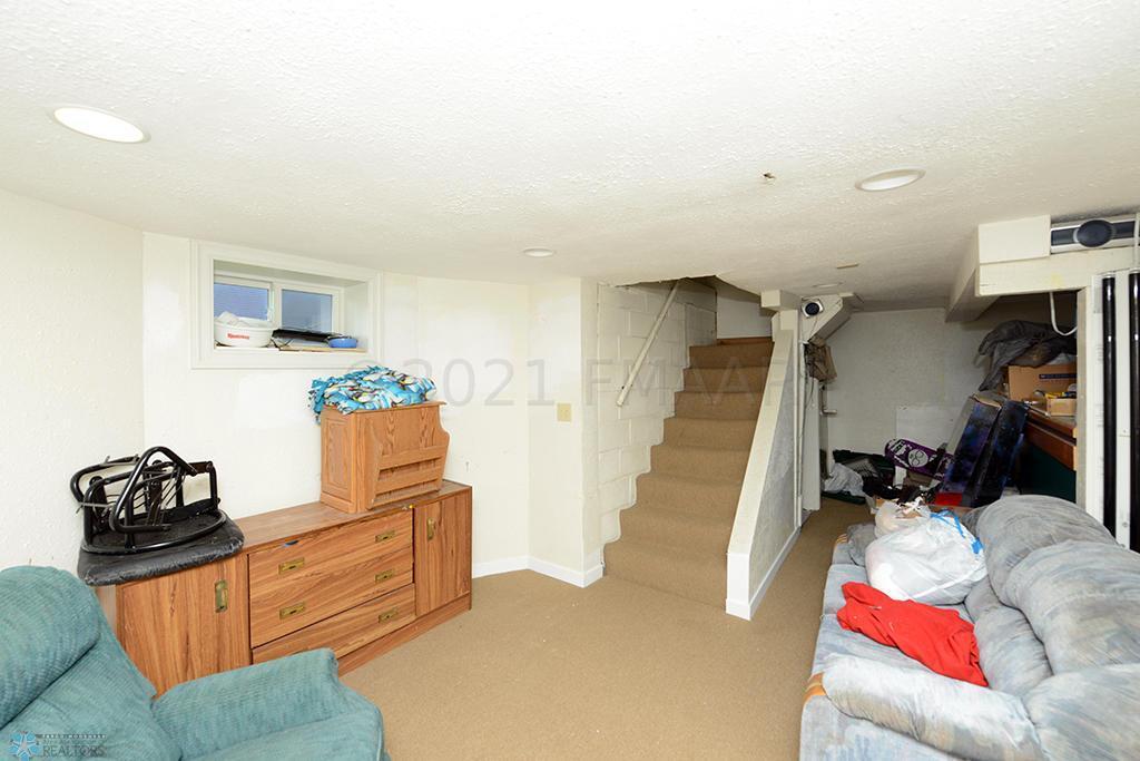 910 UNIVERSITY Drive N