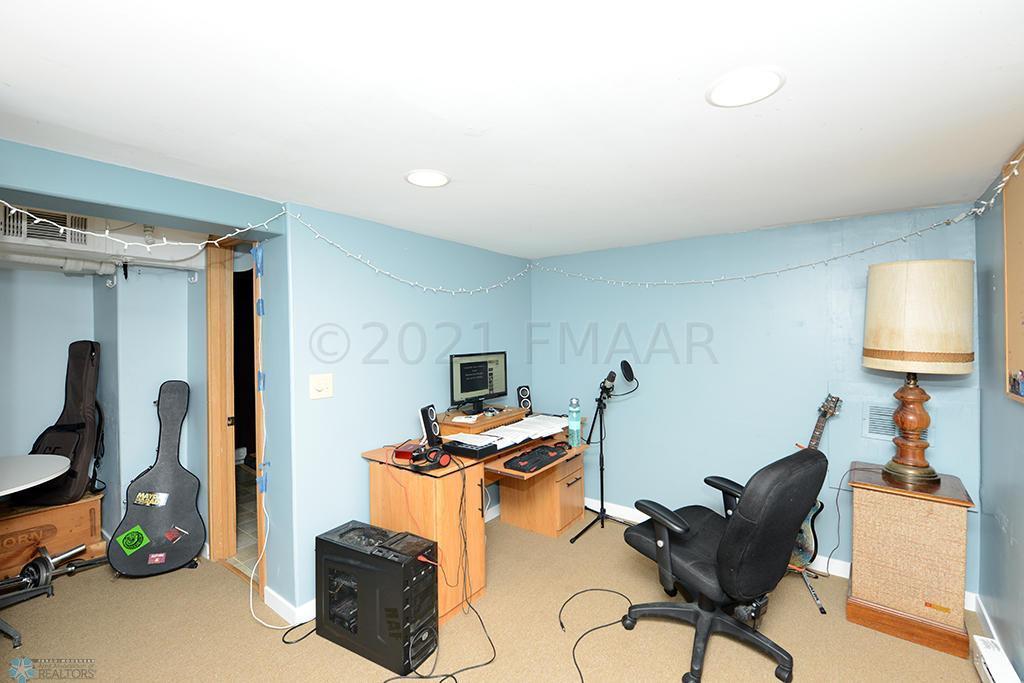 910 UNIVERSITY Drive N