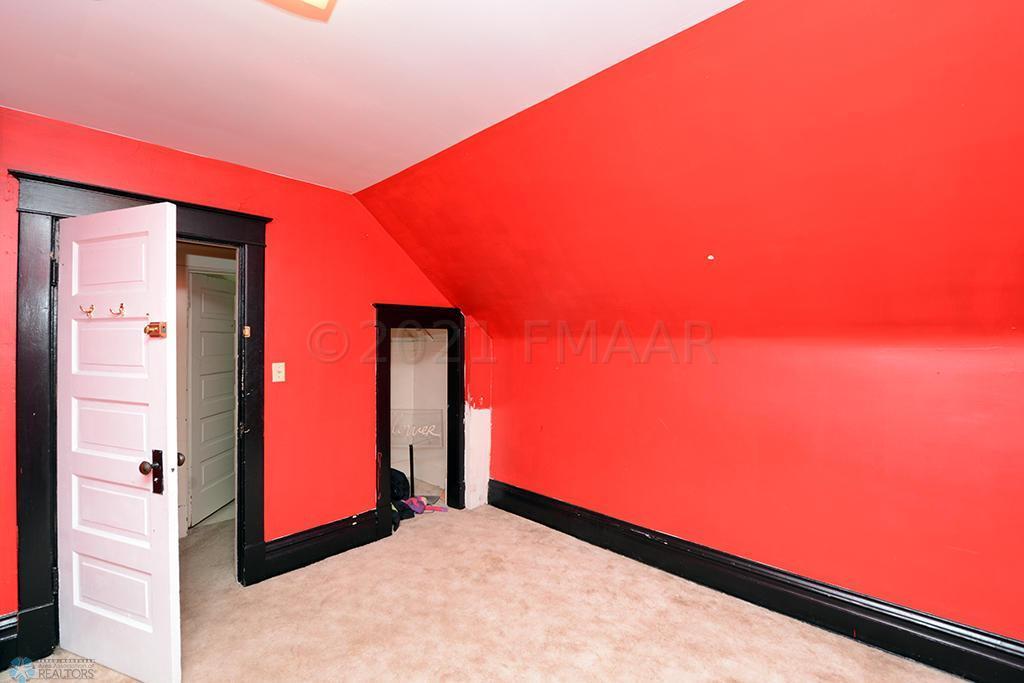 910 UNIVERSITY Drive N