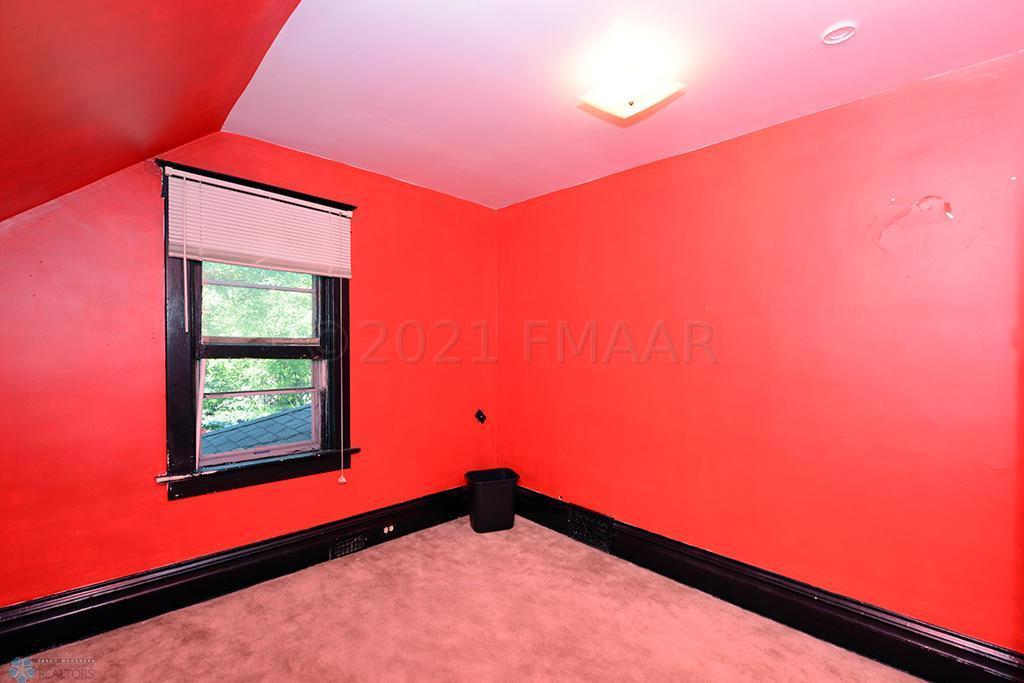 910 UNIVERSITY Drive N