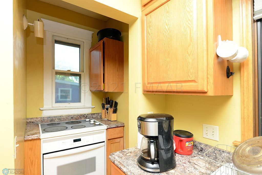 910 UNIVERSITY Drive N