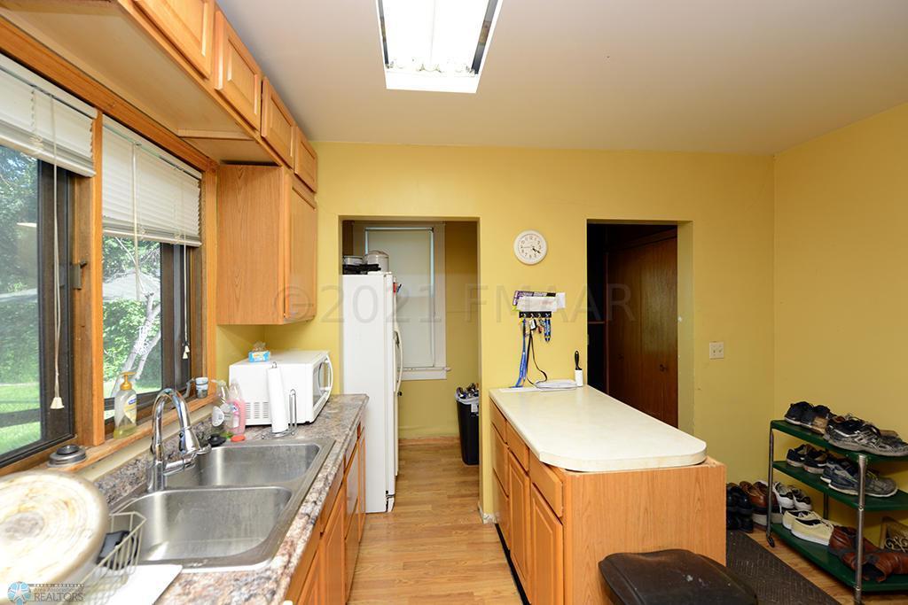 910 UNIVERSITY Drive N