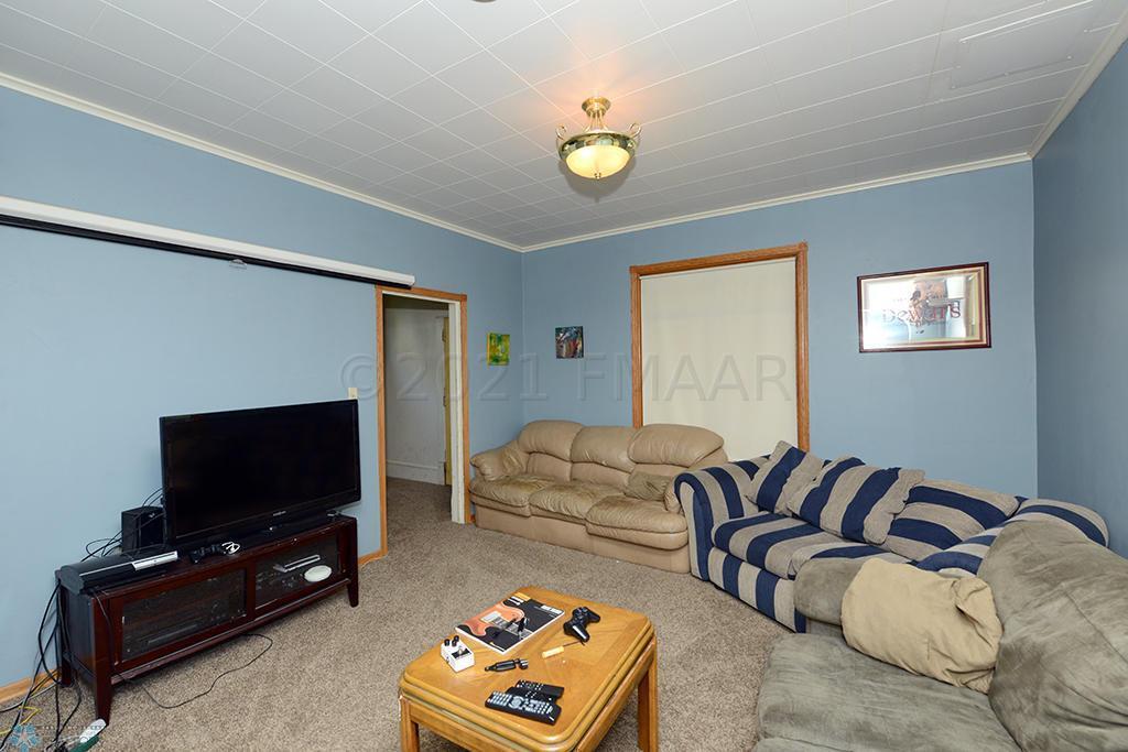 910 UNIVERSITY Drive N