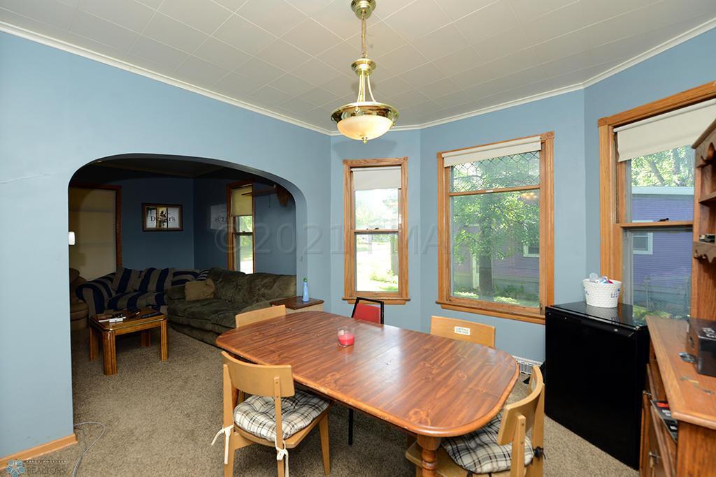 910 UNIVERSITY Drive N