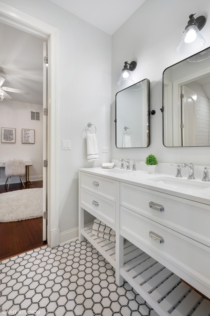 1851 W Fletcher Street