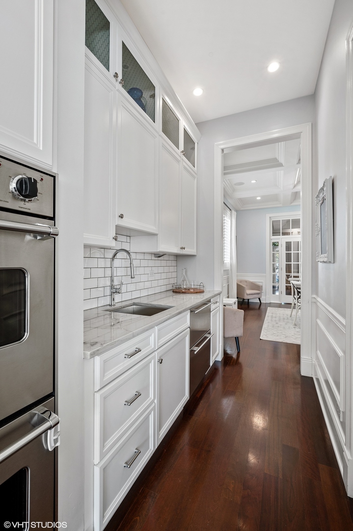 1851 W Fletcher Street