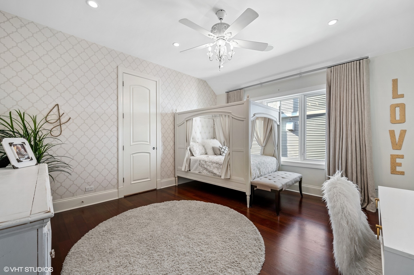 1851 W Fletcher Street