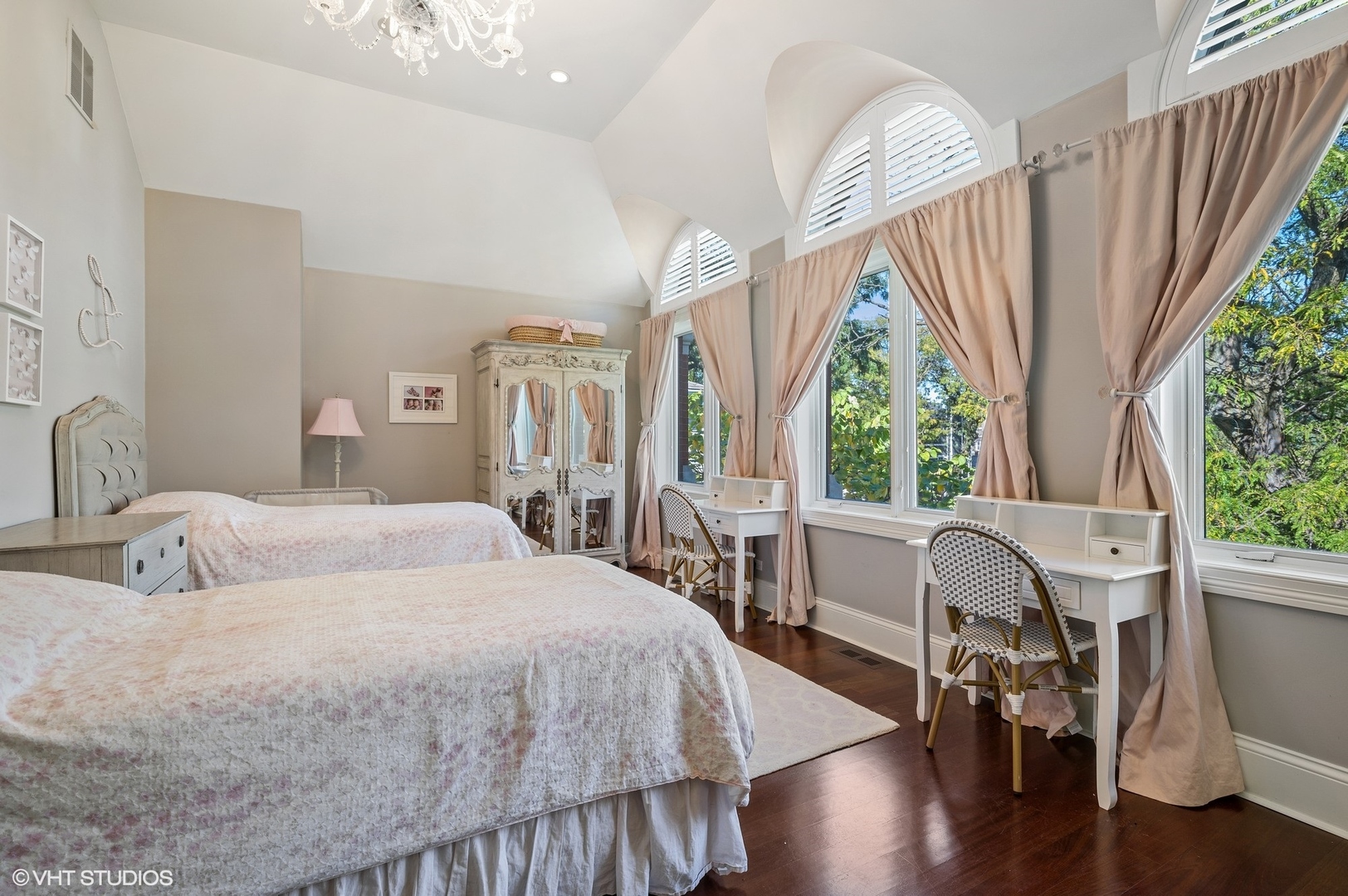 1851 W Fletcher Street