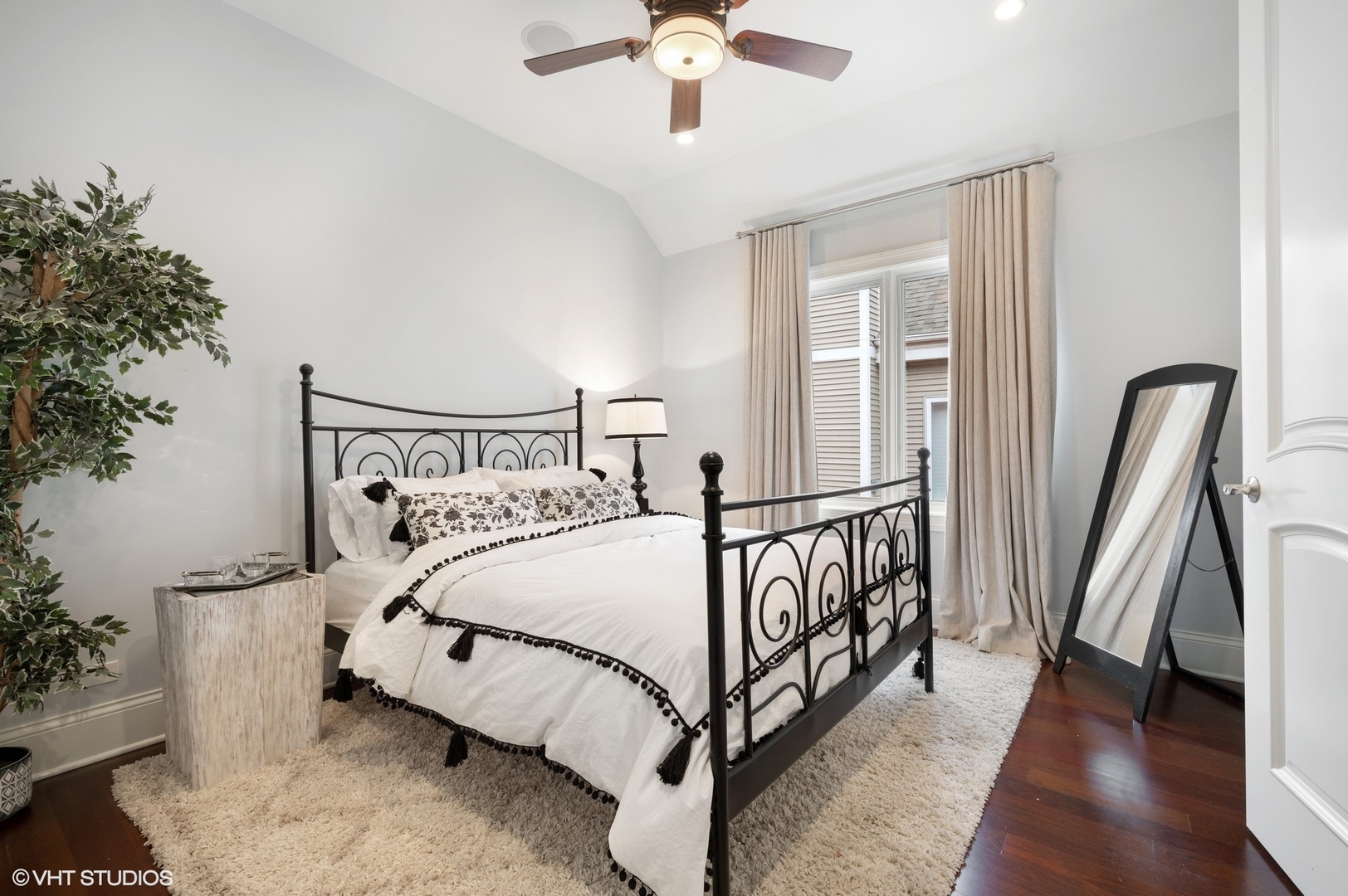 1851 W Fletcher Street