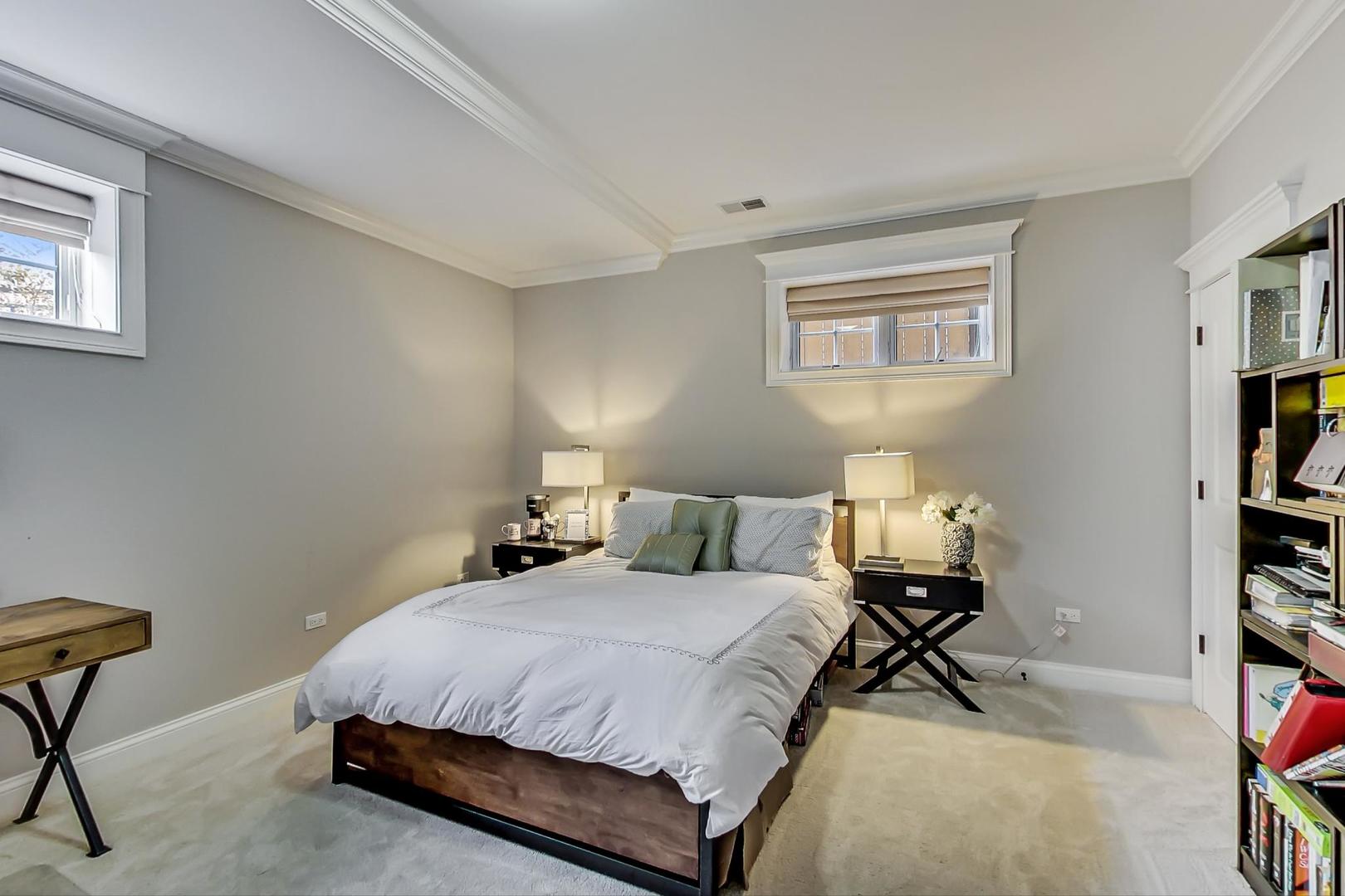 1736 W NELSON Street