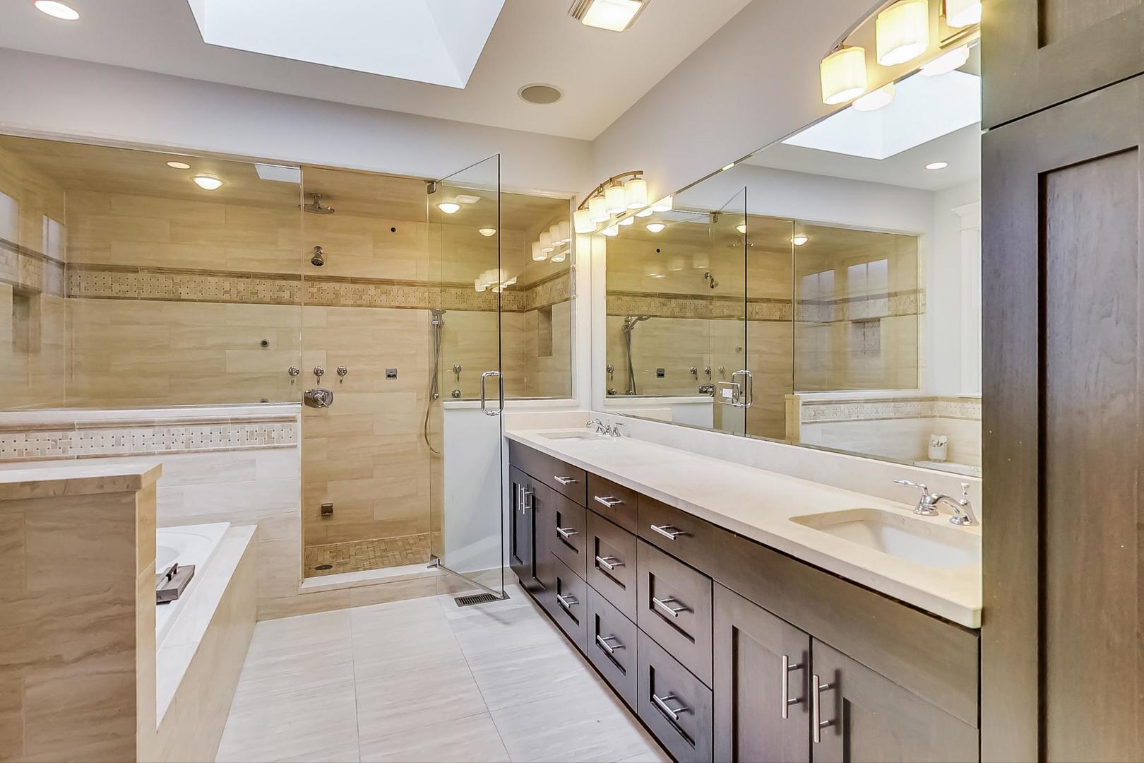 1736 W NELSON Street